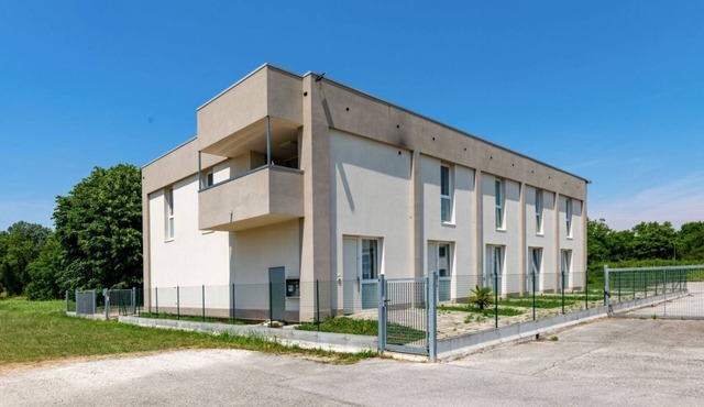 🏡 Modern & Functional Rooms in Mestre – Brand-New Guesthouse with Free ParkingPerfectly located for Venice: bus no. 5 passes every 10 minutes and takes you directly to the historic center in just a few minutes! Rooms are equipped with a comfortable