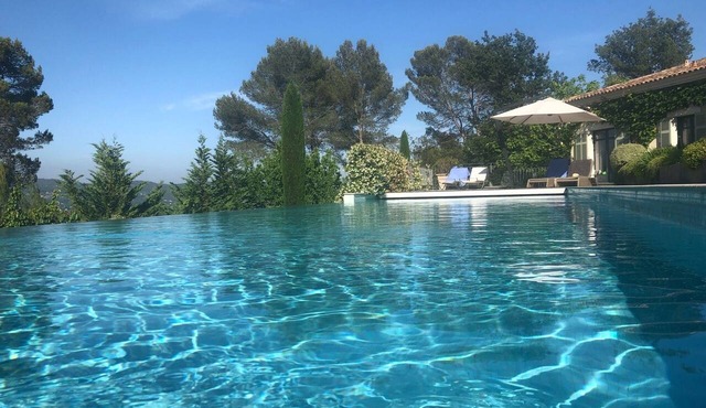 Modern Luxury Villa with Inifinity pool in gated Domaine de Terre Blanche