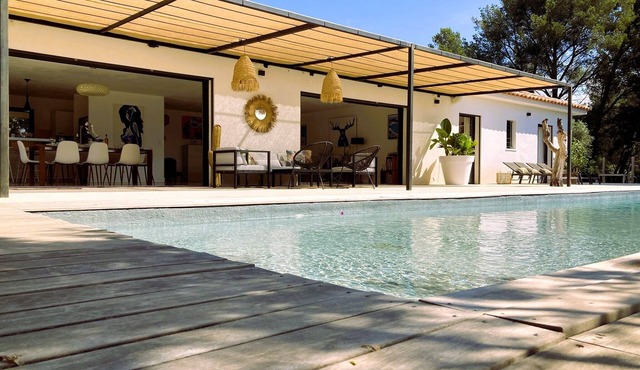 Modern single-storey villa (8p) with 20m heated pool