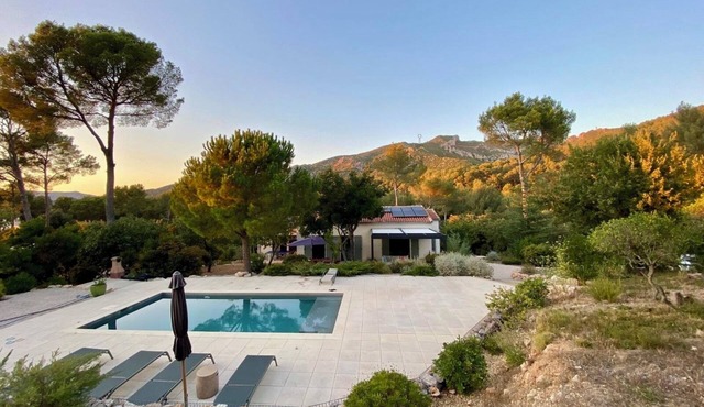 Nature villa with pool near Marseille