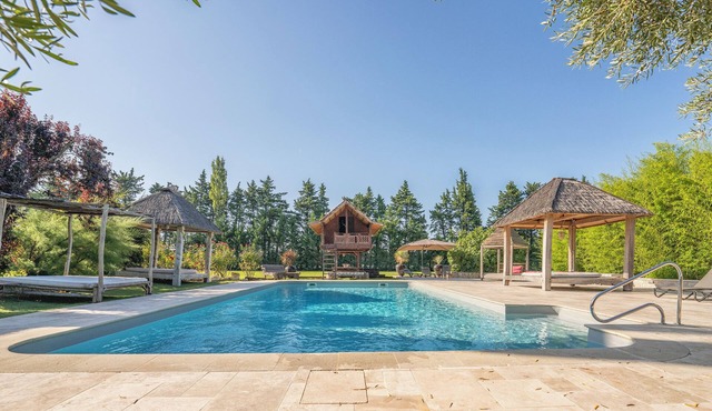 Near L'Isle-sur-la-Sorgue, quiet old Provençal Mas, 19 Pers. Swimming pool.