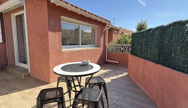 Neat air-conditioned pavilion by the sea - 4 guests