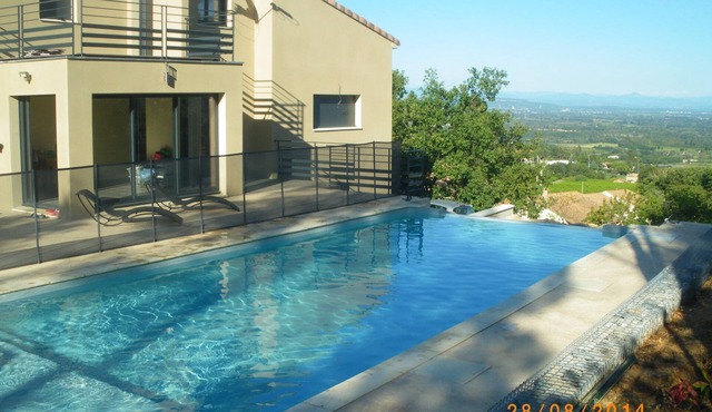 Newly built, secluded villa with a pool—sleeps 8 to 12—sauna—air conditioning