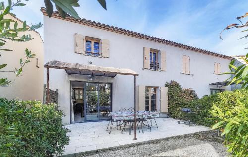 Nice Home In Saint-Laurent-De-La-Ca With Wifi