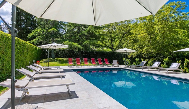 Nice apartment in villa for 20 guests with private pool, WIFI, TV, terrace and pets allowed