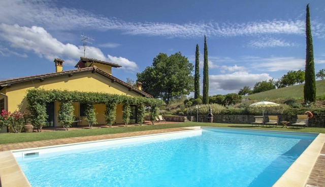 Nice apartment for 4 people with pool, WIFI, TV, pets allowed and parking