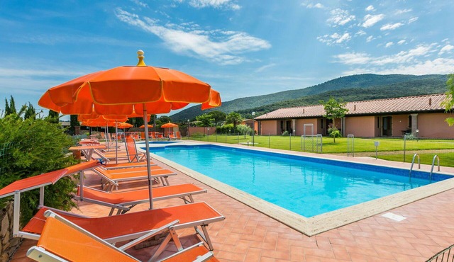 Nice apartment in villa for 6 guests with A/C, pool, WIFI, TV, terrace and pets allowed