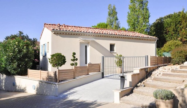 Nice holiday home with private terrace, Arpaillargues-et-Aureillac