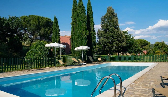 Nice room with pool, A/C, WIFI, TV, patio, pets allowed and panoramic view, close to Perugia