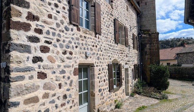 Old rectory with 3 bedrooms at the foot of a medieval fortress