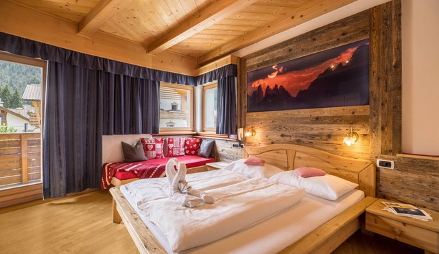 Pet-friendly Apartment "Villa Anita Pares" with Mountain View, Sauna, Wi-Fi, Terrace & Balcony