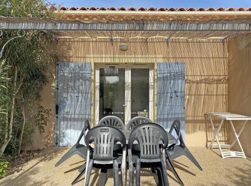 pleasant gîte, with collective heated swimming pool, in the heart of the alpilles in mouriès, 4/6 people.