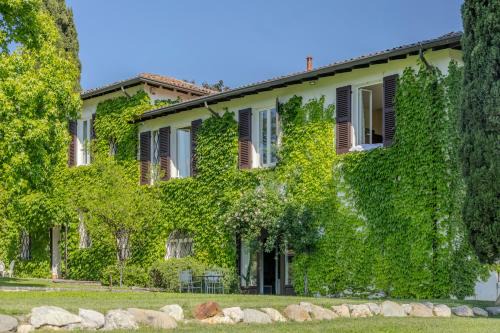 PODERI LA ROCCHETTA Countryside Estate on the Hills of Lake Garda