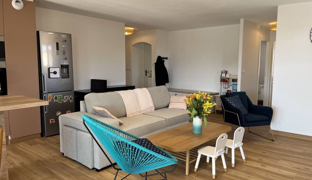PORT FREJUS, Rare to rent last floor housing, air conditioned, new condition, very nice services, for 8 people, closed garage