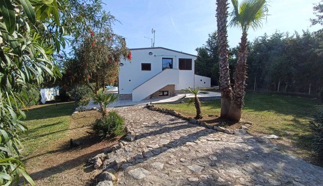 Private Alghero Villa with Pool, 2500m² Garden & Free WiFi