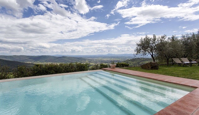 Private Villa with pool, A/C, sauna, hot tub, WIFI, TV, terrace, panoramic view, close to Cortona
