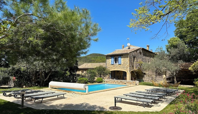 Provençal farmhouse 18 people, private pool, enclosed garden, in the vineyards
