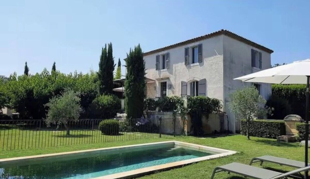 Provencal mansion near the Alpilles