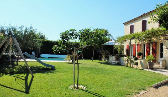 Provencal villa with pool between Avignon and St Remy de Provence