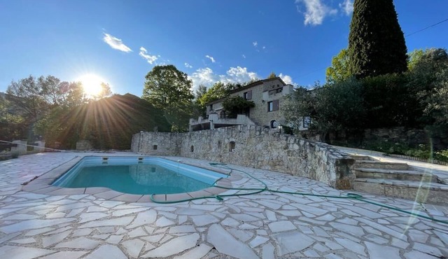 Provence idyll with silence, space and pool, within walking distance to Seillan's restaurants.