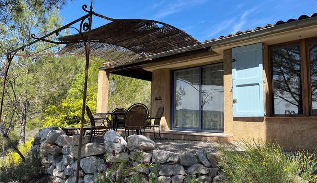 Provence vacation home with lake view - 2 bedrooms, terrace & fireplace by the lake