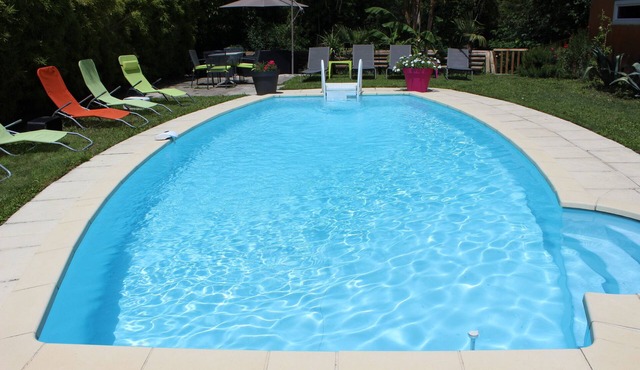PROVENCE VAUCLUSE VELLERON CHARMING HOUSE WITH POOL