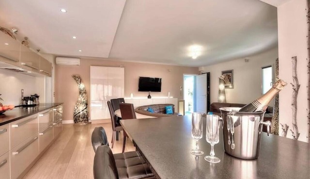Quiet, friendly BOTTOM FLOOR OF A VILLA with Pool, Air Conditioning, and Riva Event