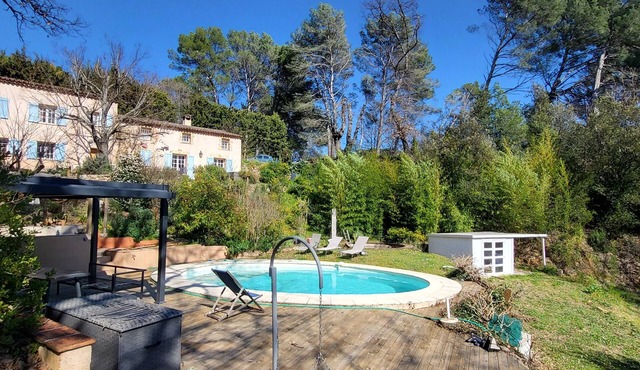 Quiet Provencal country house on 18000 m² of land