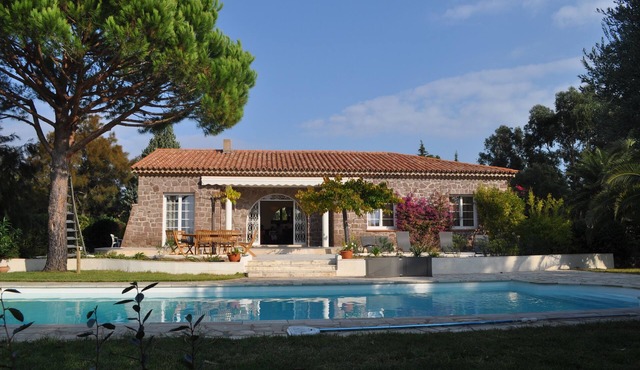 Quiet Villa in Private Domain, Seaview, Heated Pool, BBQ, Walk to the Beach