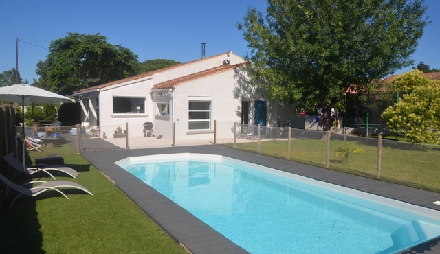 Quiet villa with pool close to the sea