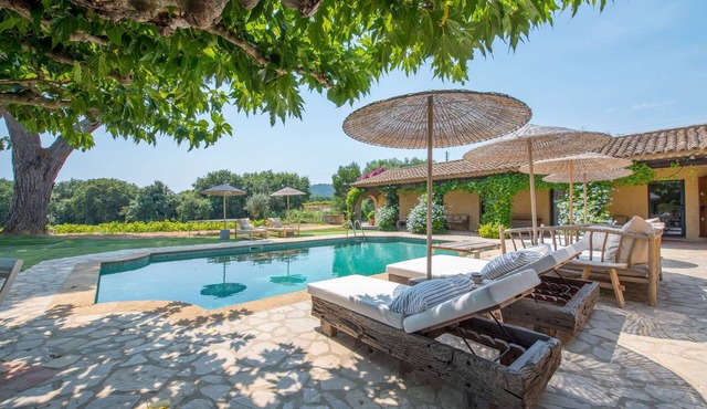 RAMATUELLE - IN THE HEART OF THE VINEYARDS - 6 BEDROOMS - SWIMMING POOL - PLAY AREA
