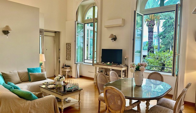 🍋 RARE FIND - STUNNING SEAFRONT APARTMENT IN TROPICAL GARDENS - IDEALLY LOCATED