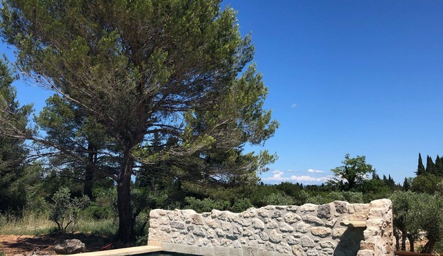 Recharge your batteries in a haven of peace in the heart of the Alpilles mountains
