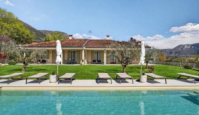 Regarda - "Villa Ida, Giarole unit" with pool and air conditioning