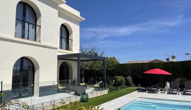 Renovated family home with secure swimming pool