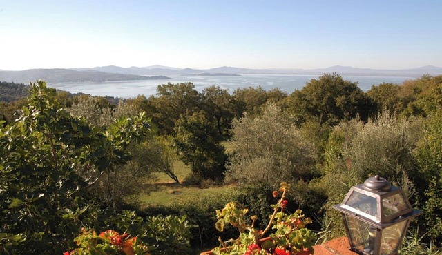 Romantic located vacation flat above the Trasimeno Lake
