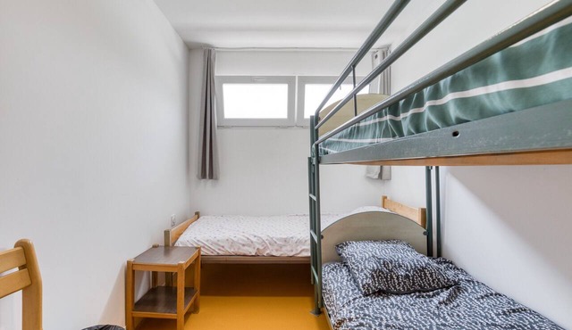 Room with Shared Terrace and Wi-Fi, 10 Minutes from the Sea