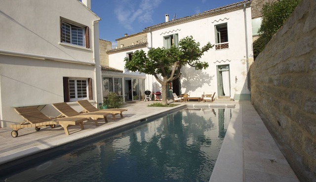 Rustic 10-room house with swimming pool in the heart of Uzès