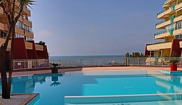 Seafront apartment for 4 in Sète with private parking