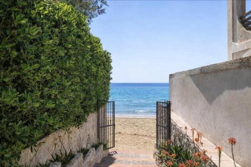 Seafront Villa with Private Access to the Sea 3 Bedrooms, 3 Bathrooms, private Garden BAIA DELLE SIRENE