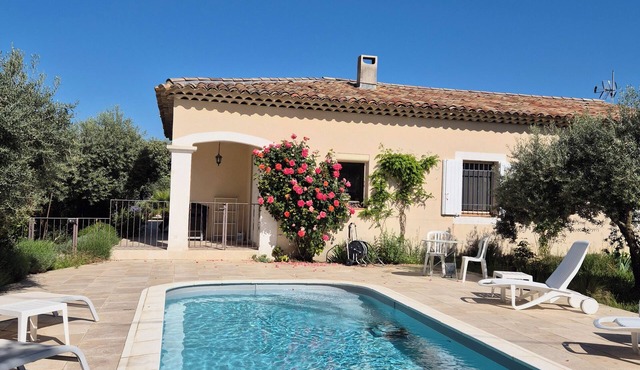 Single-storey house with swimming pool