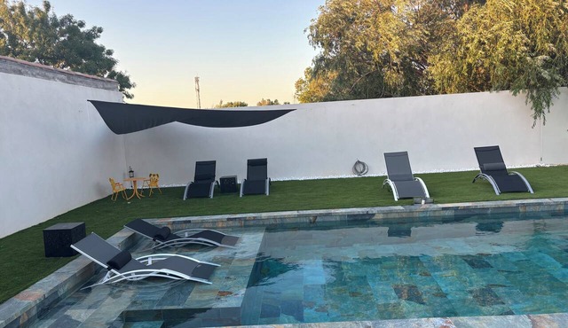 Single-story villa with a pool, 10 minutes from the beach