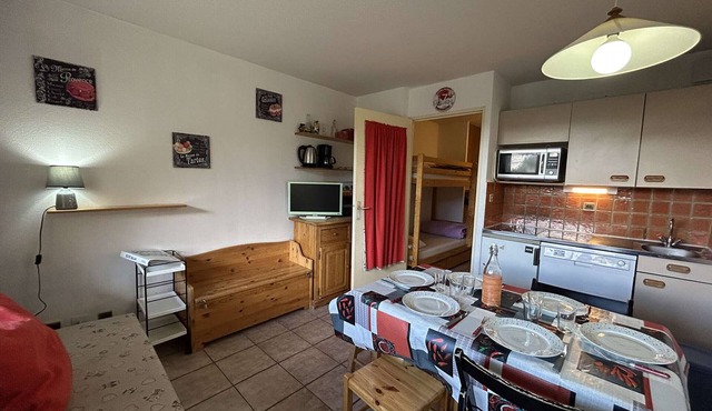 Ski-in/Ski-out Apt for 6, Pets Welcome, Parking Included