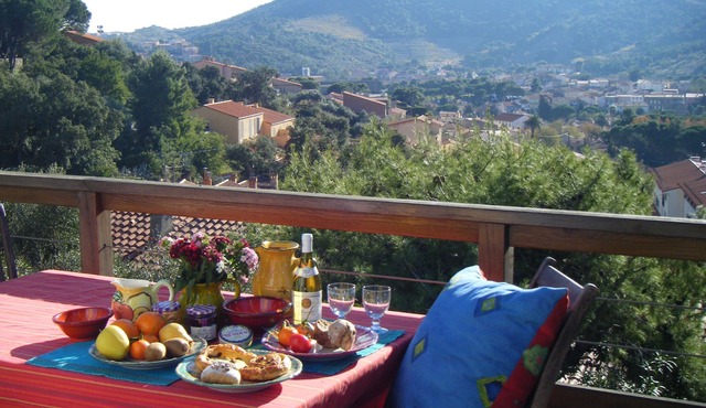 Sleeps 2-8 people/ Easy walking to town/beaches/Small Private Pool
