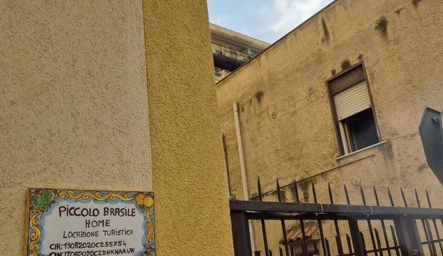 Small Brazil Home 1 minute from metro stop and 5 minutes from the beach