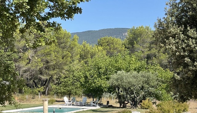 South Luberon cottage with stunning country views, private pool and parking