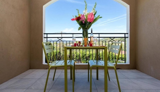 Spacious 2BR Flat with 2 Bathrooms & Full Kitchen | Near Local Tennis Courts