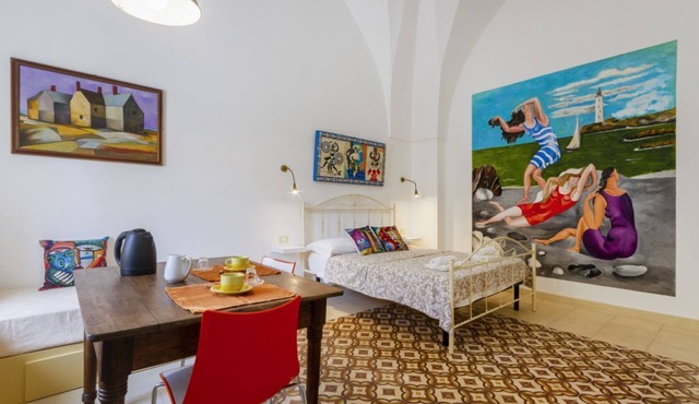 Spacious and comfortable studio apartment sleeping up to three people, located in Giuggianello, a quiet village in the heart of Salento, just steps from the town center. It's within easy reach of some of the area's most charming towns: the sea is about a