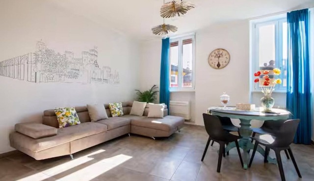 Spacious apartment in the heart of town, 40 meters from the Castle. Particularly suitable for families and groups who want to enjoy the exclusive atmosphere of a stay in the historic center, with complete freedom and comfort. It can accommodate up to 6 p