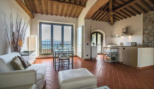 Spacious apartment with pool near Lucca